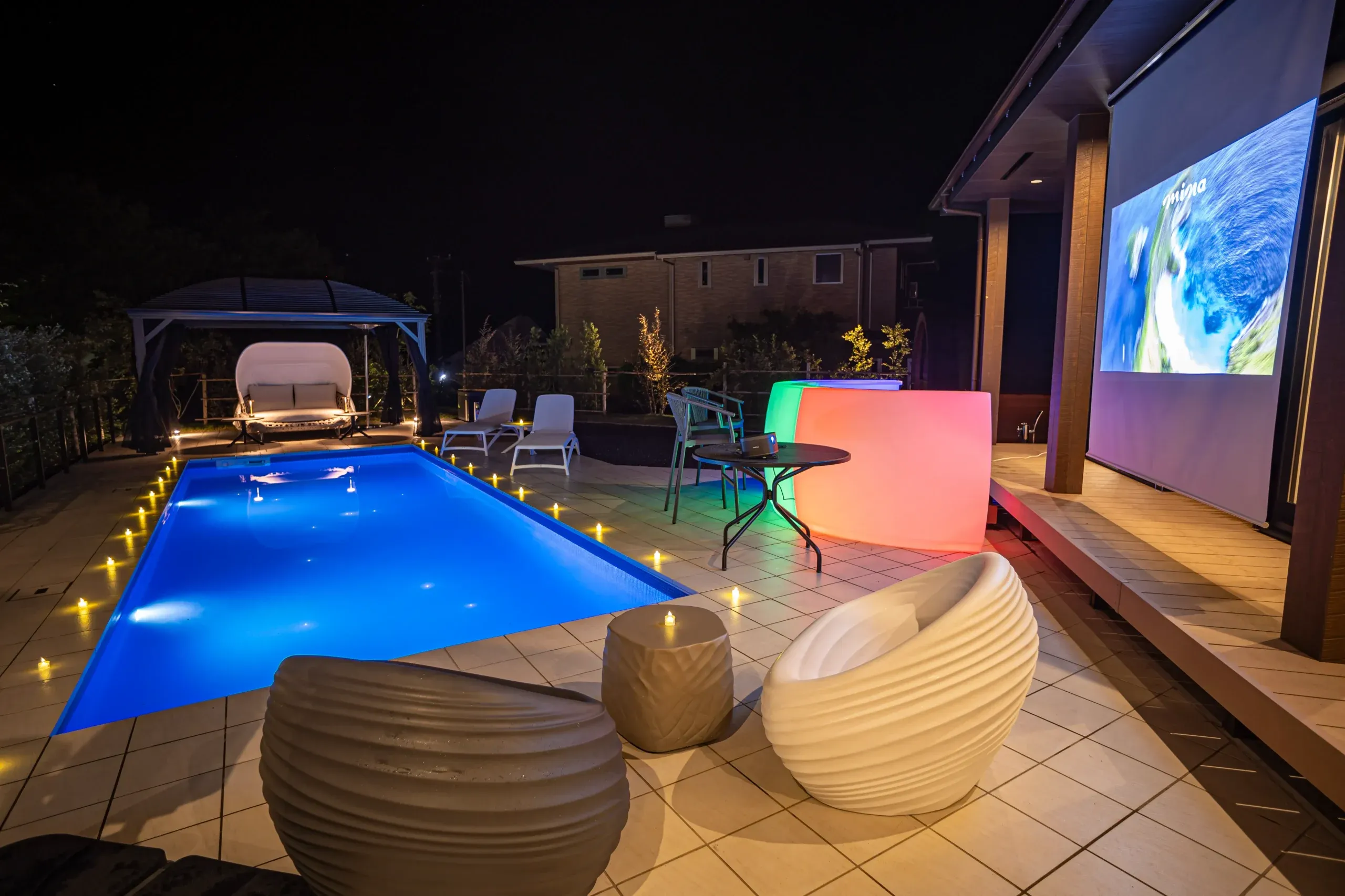 プール（昼）/ Pool (Noon)