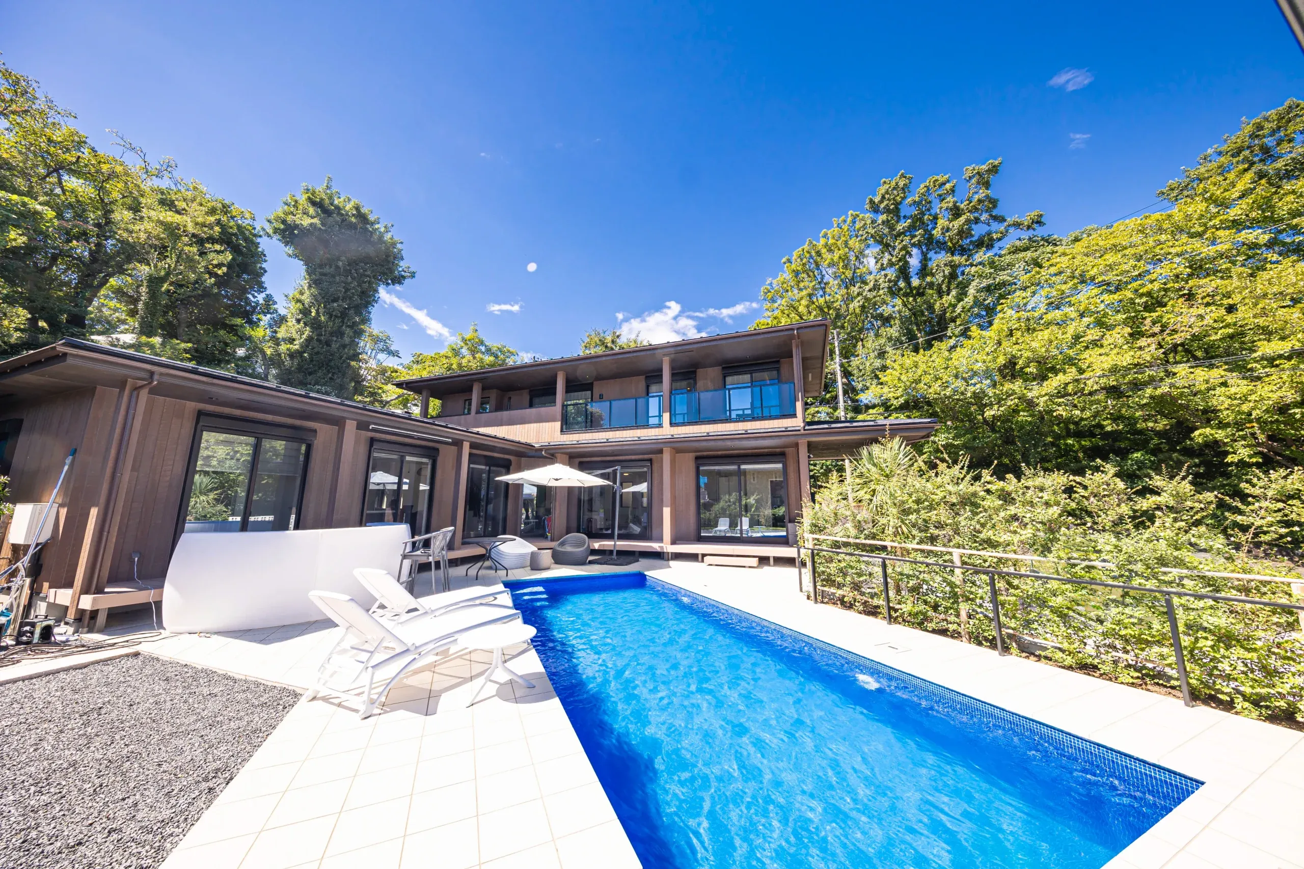 プール（昼）/ Pool (Noon)